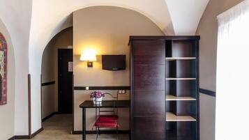 Triple Room | Down duvets, in-room safe, desk, blackout curtains