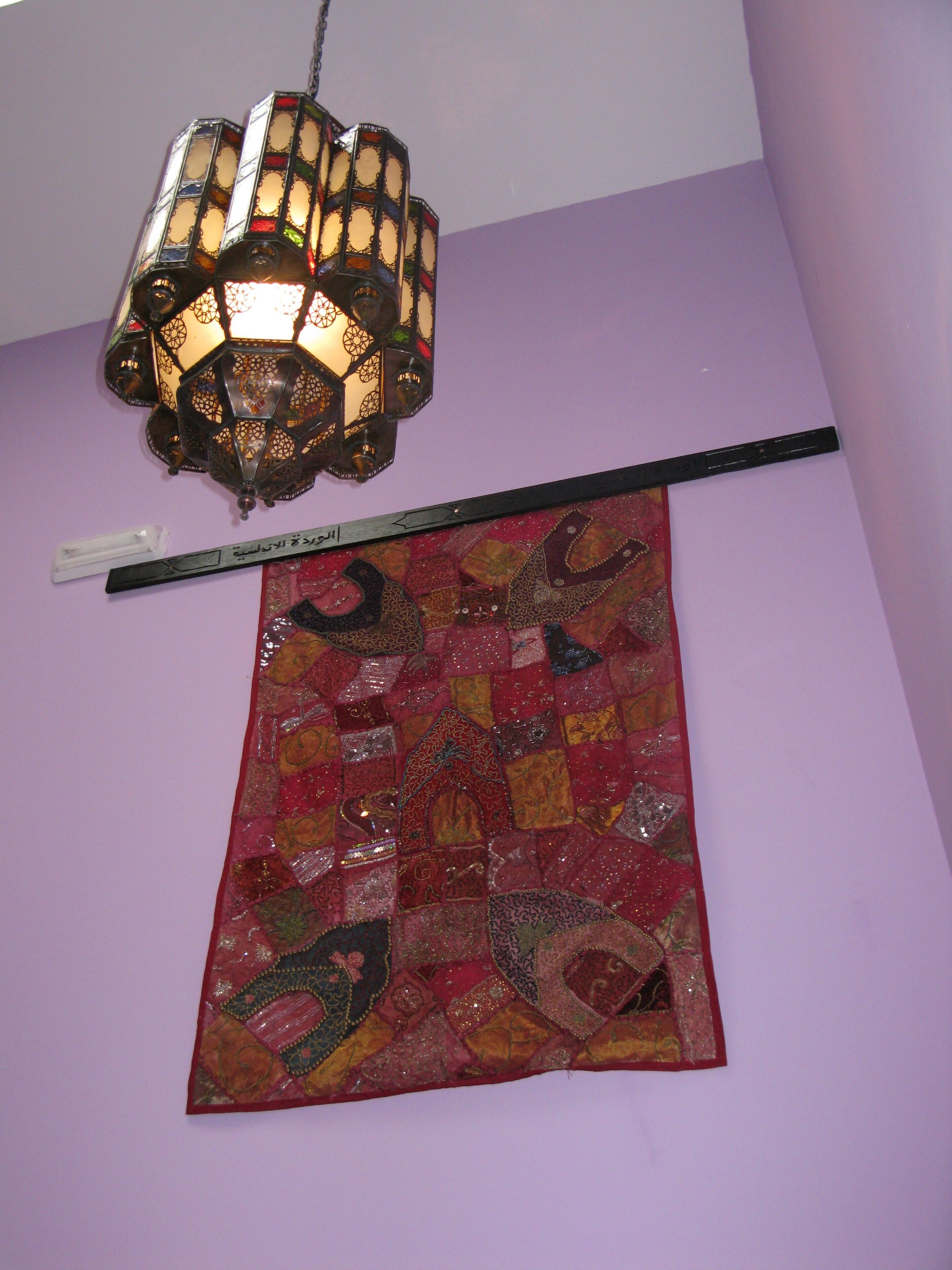 Un mur orné d’un élément décoratif suspendu et d’un mètre ruban.
