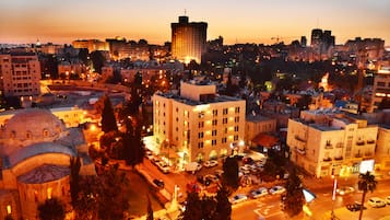 Vista frontal de la propiedad por la tarde o noche