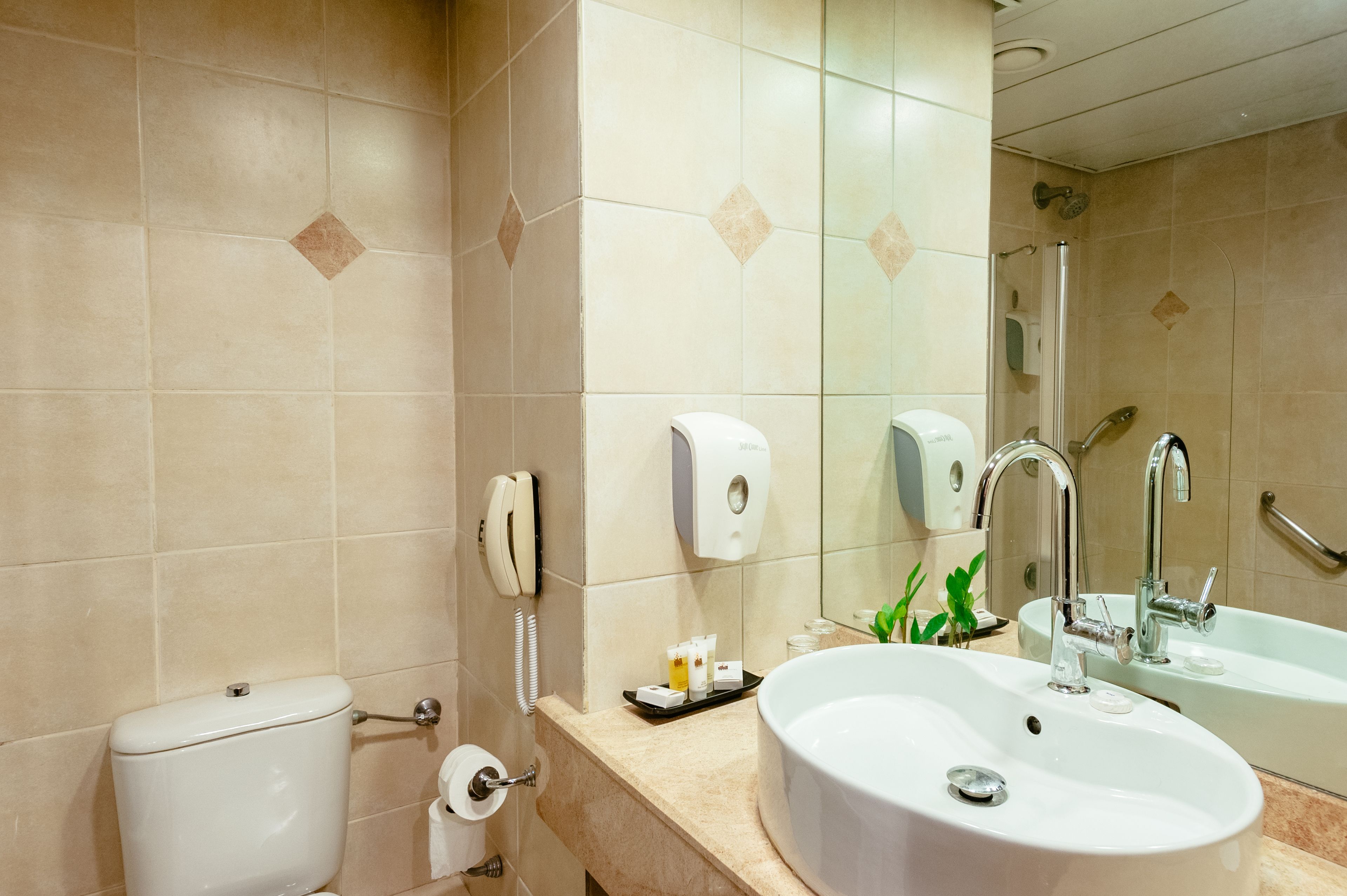 shower, rainfall showerhead, free toiletries, hair dryer