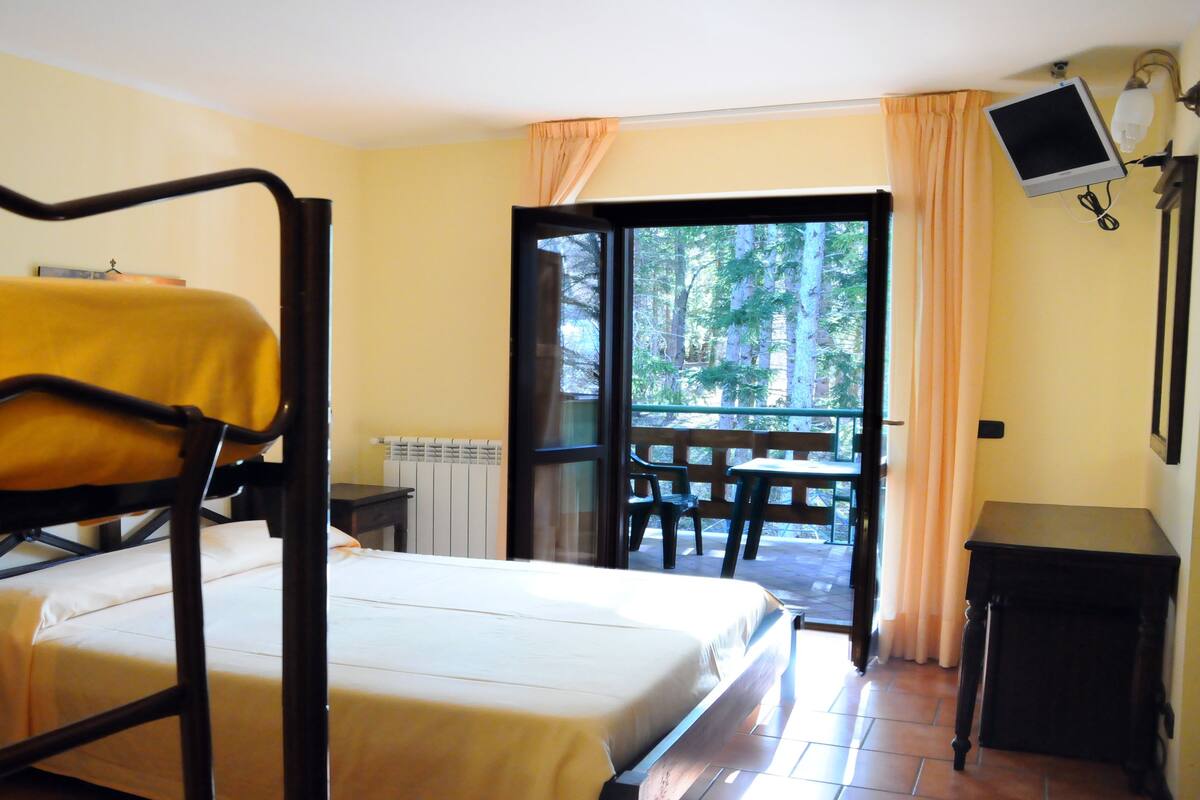 Select Comfort -patjalliset sängyt, minibaari, tallelokero huoneessa