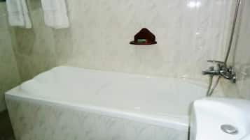 Deep-soaking bathtub