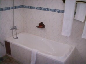 Deep-soaking bathtub - Nelly's Inn (Dar es Salaam)