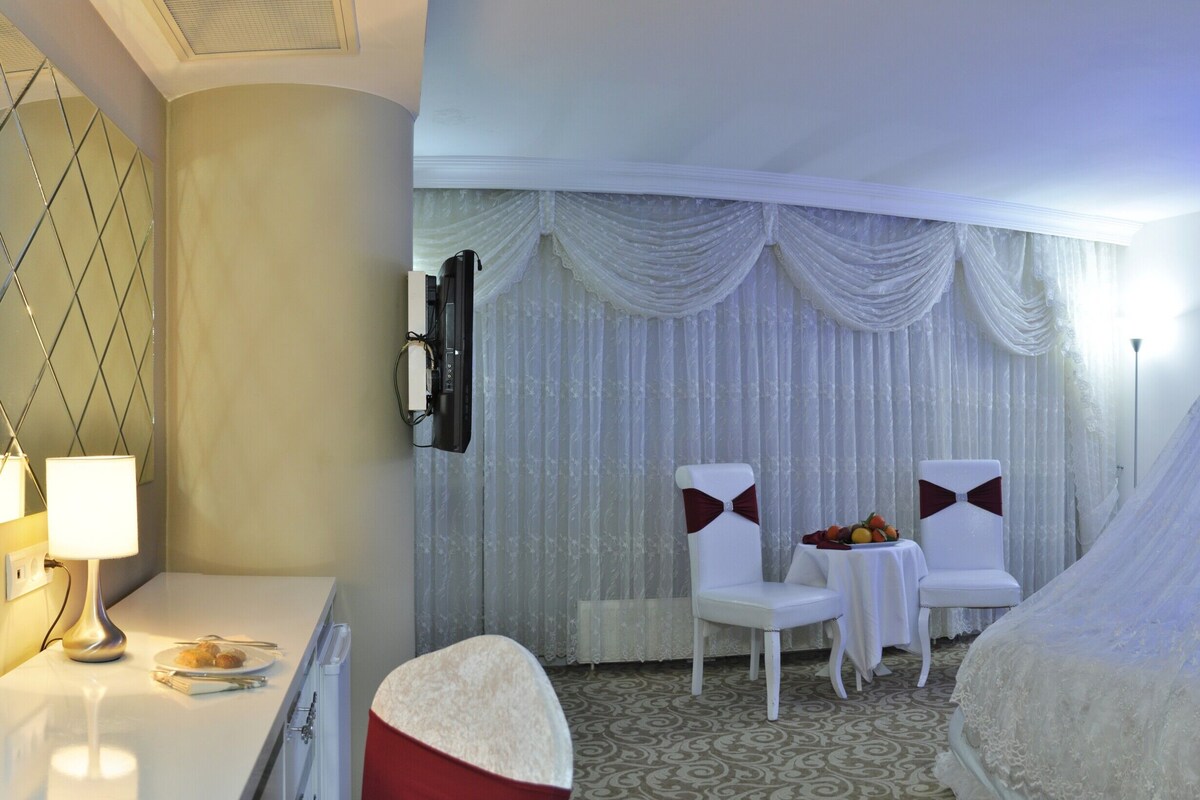 Honeymoon Double Room, 1 Bedroom | Langsir/tirai gelap terus, kalis bunyi, seterika/papan seterika 