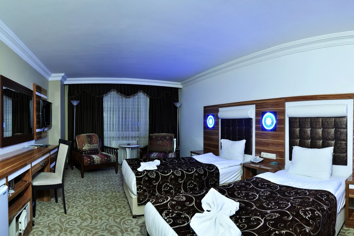 Superior Double or Twin Room, 1 Bedroom, Smoking | Langsir/tirai gelap terus, kalis bunyi, seterika/papan seterika 