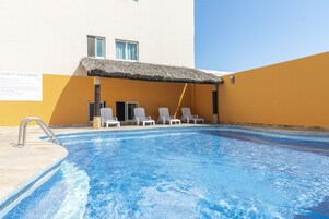 Una piscina al aire libre