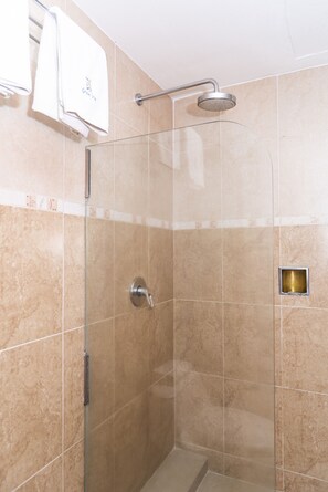 Regadera, amenidades de baño gratuitas, toallas 