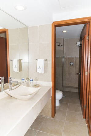 Regadera, amenidades de baño gratuitas, toallas 