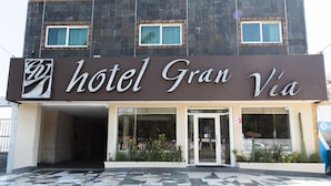 A hotel entrance with a sign reading "hotel Gran Via". - Hotel Gran Via (Veracruz)