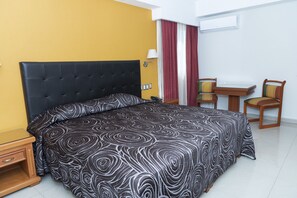 客房内保险箱、办公桌、免费 WiFi