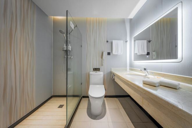 Escritorio y camas supletorias