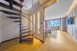 Escritorio y camas supletorias