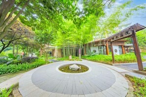 Bàn, giường gấp/giường phụ (phụ phí) 