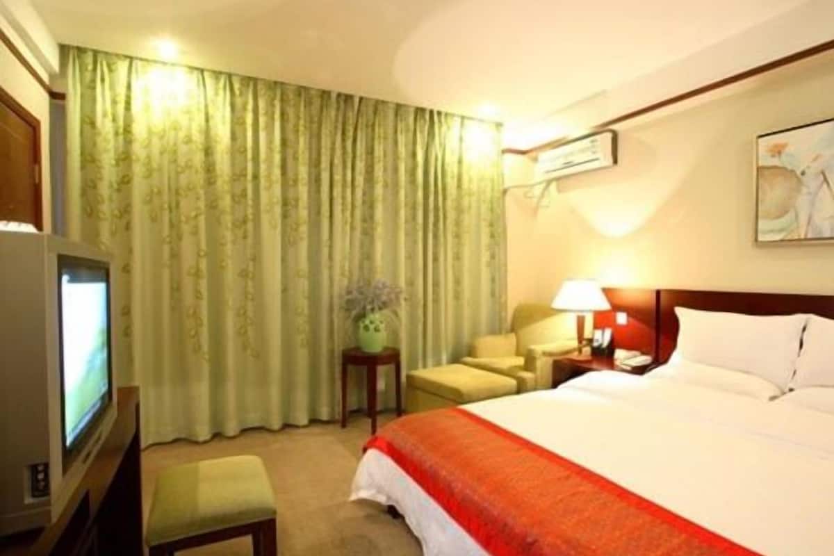 Standard Room | Desk, rollaway beds