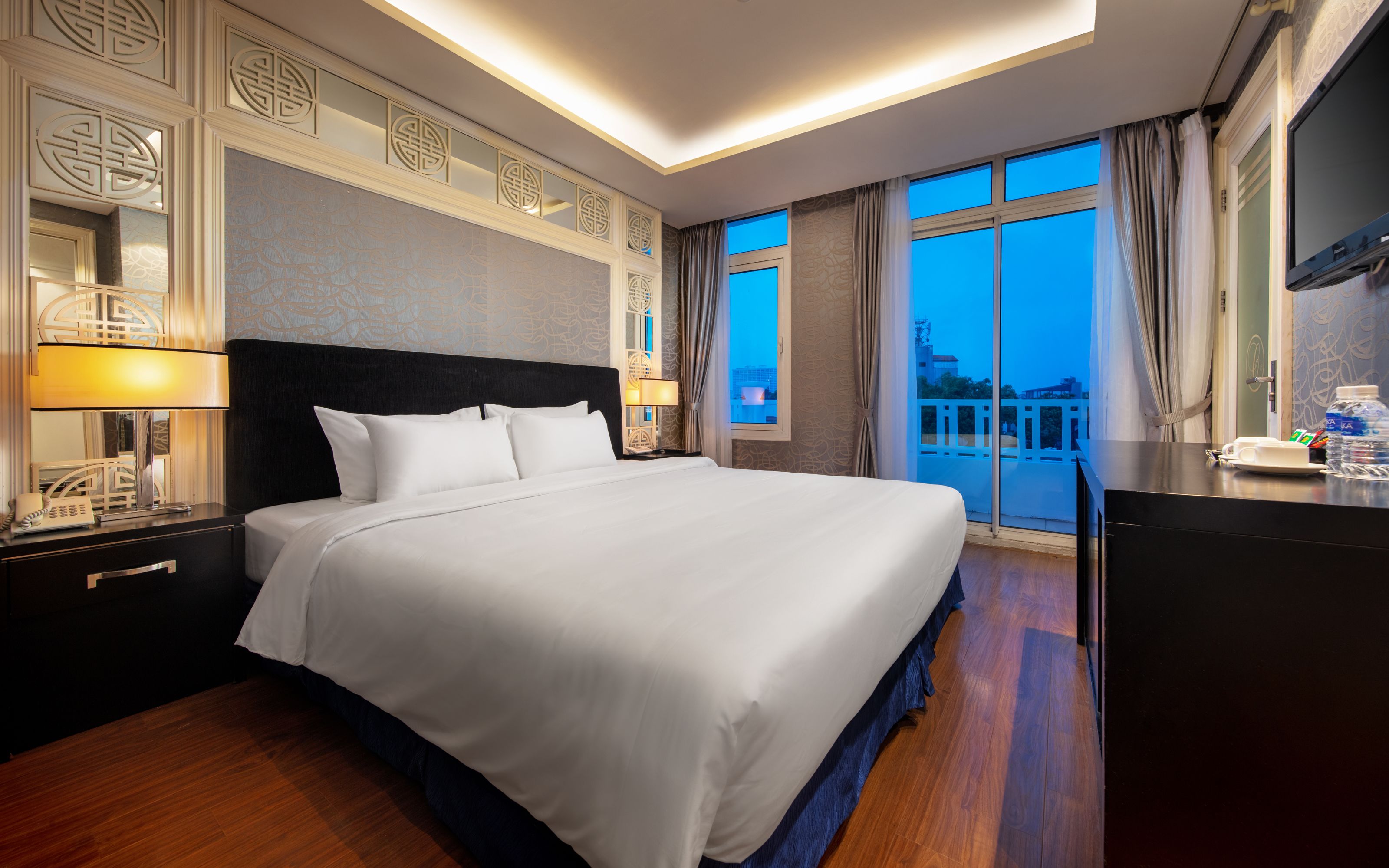 Premium Room, 1 King Bed, Balcony, City View | Pillowtop beds, minibar, in-room safe, individually decorated