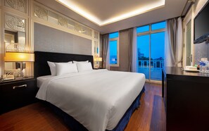 尊荣客房, 1 张特大床, 阳台, 城市景观 | 加厚床垫、迷你吧、客房内保险箱、特色装修