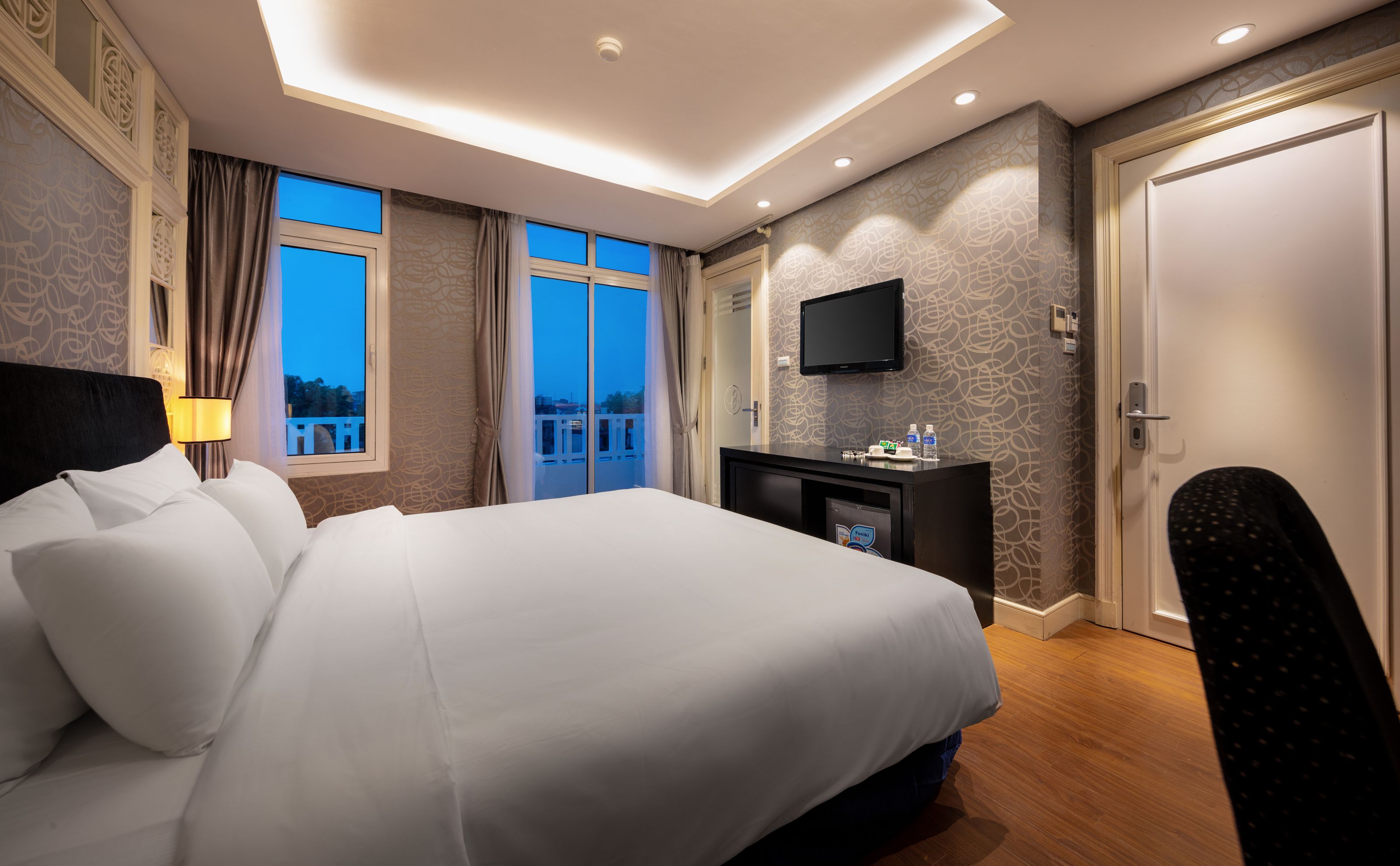 Premium Room, 1 King Bed, Balcony, City View | Pillowtop beds, minibar, in-room safe, individually decorated