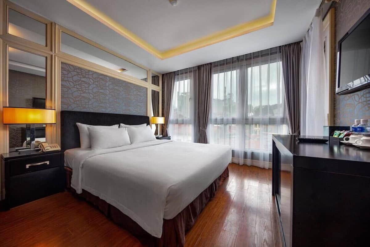 Deluxe kamer, uitzicht op stad | Pillowtop-bedden, een minibar, een kluis op de kamer