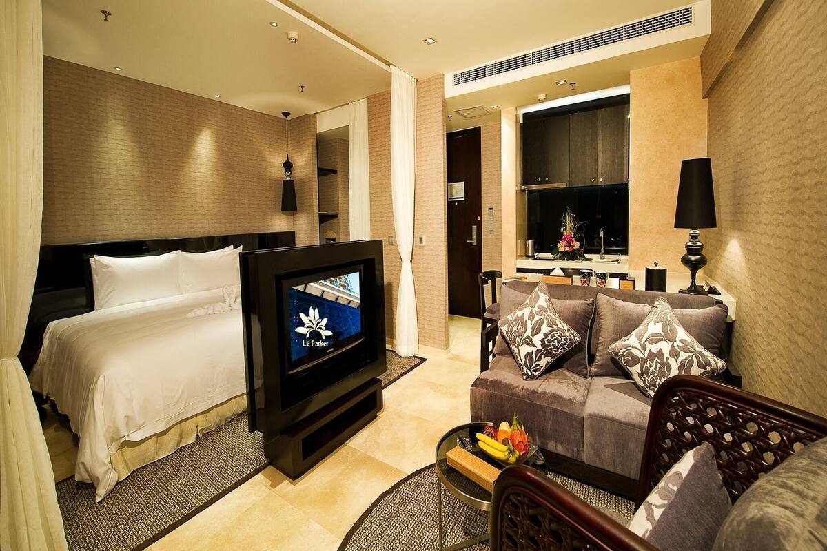 Camera Executive, 1 letto king, vista città | Biancheria da letto di alta qualità, copriletto in piuma