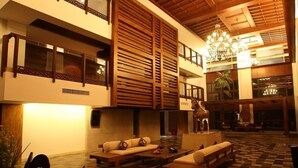 A spacious lobby with a checkered floor, wooden furniture, and a large decorative statue. - Nanjing Baliyuanshu Vogue Hotspring Hotel (Nanjing)