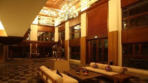 A spacious lobby with a checkered floor, wooden furniture, and a large chandelier. - Nanjing Baliyuanshu Vogue Hotspring Hotel (Nanjing)