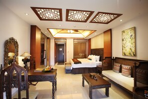 Minibar (con algunos artículos gratuitos), caja fuerte, escritorio