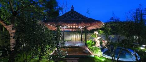 مقصورة في الحديقة