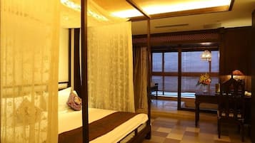 Senior King Room | Free minibar items, in-room safe, desk, blackout drapes