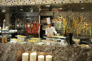 2 restaurants, breakfast, lunch, dinner served; international cuisine