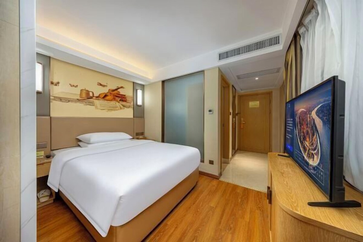 Minibar, in-room safe, desk, WiFi