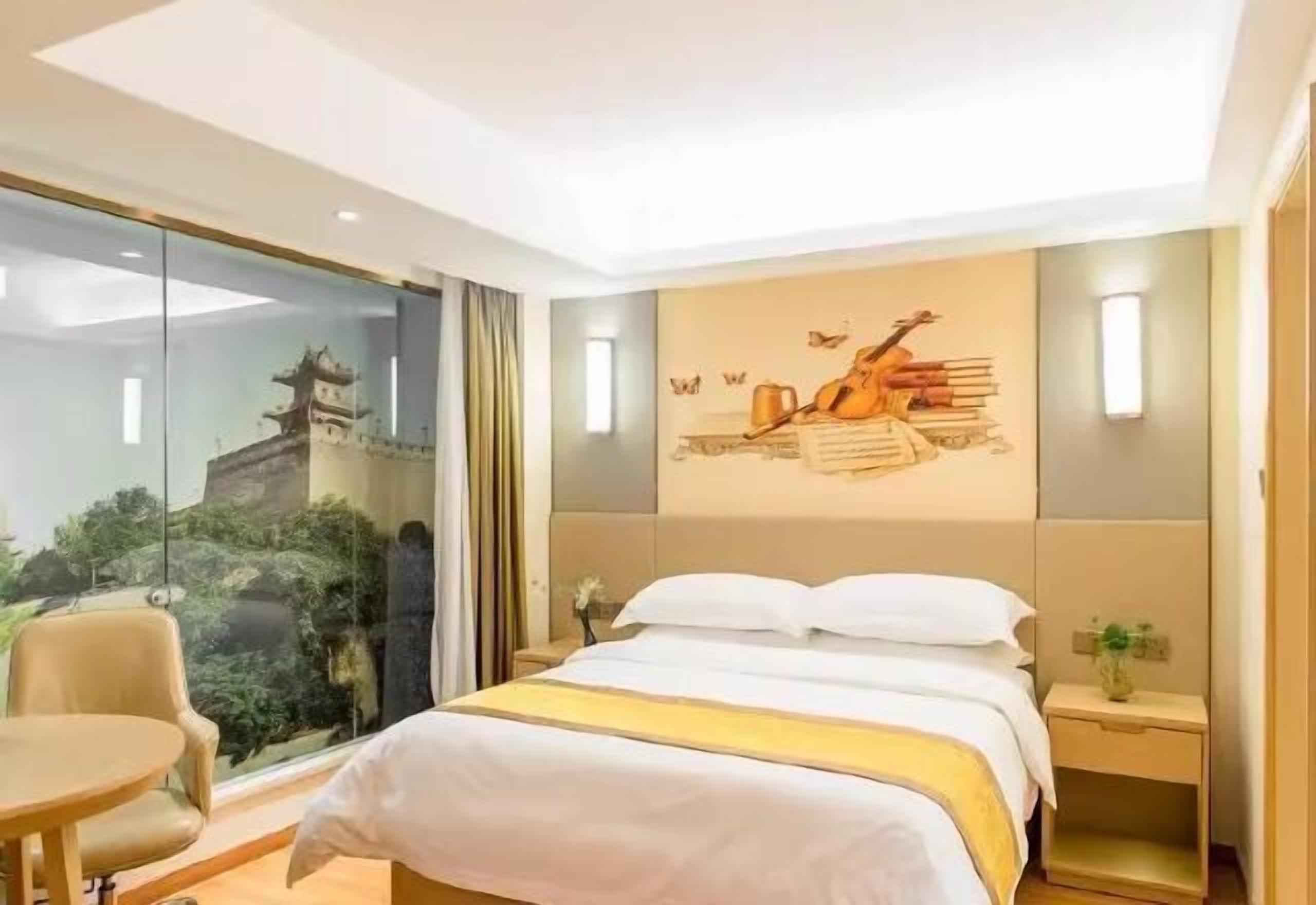 Minibar, in-room safe, desk, WiFi