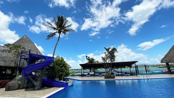 2 outdoor pools