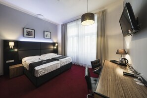 Hypo-allergenic bedding, in-room safe, desk, blackout drapes - Hotel Noir (Prague)