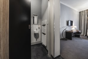 Hypo-allergenic bedding, in-room safe, desk, blackout curtains