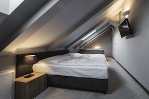 Hypo-allergenic bedding, in-room safe, desk, blackout curtains