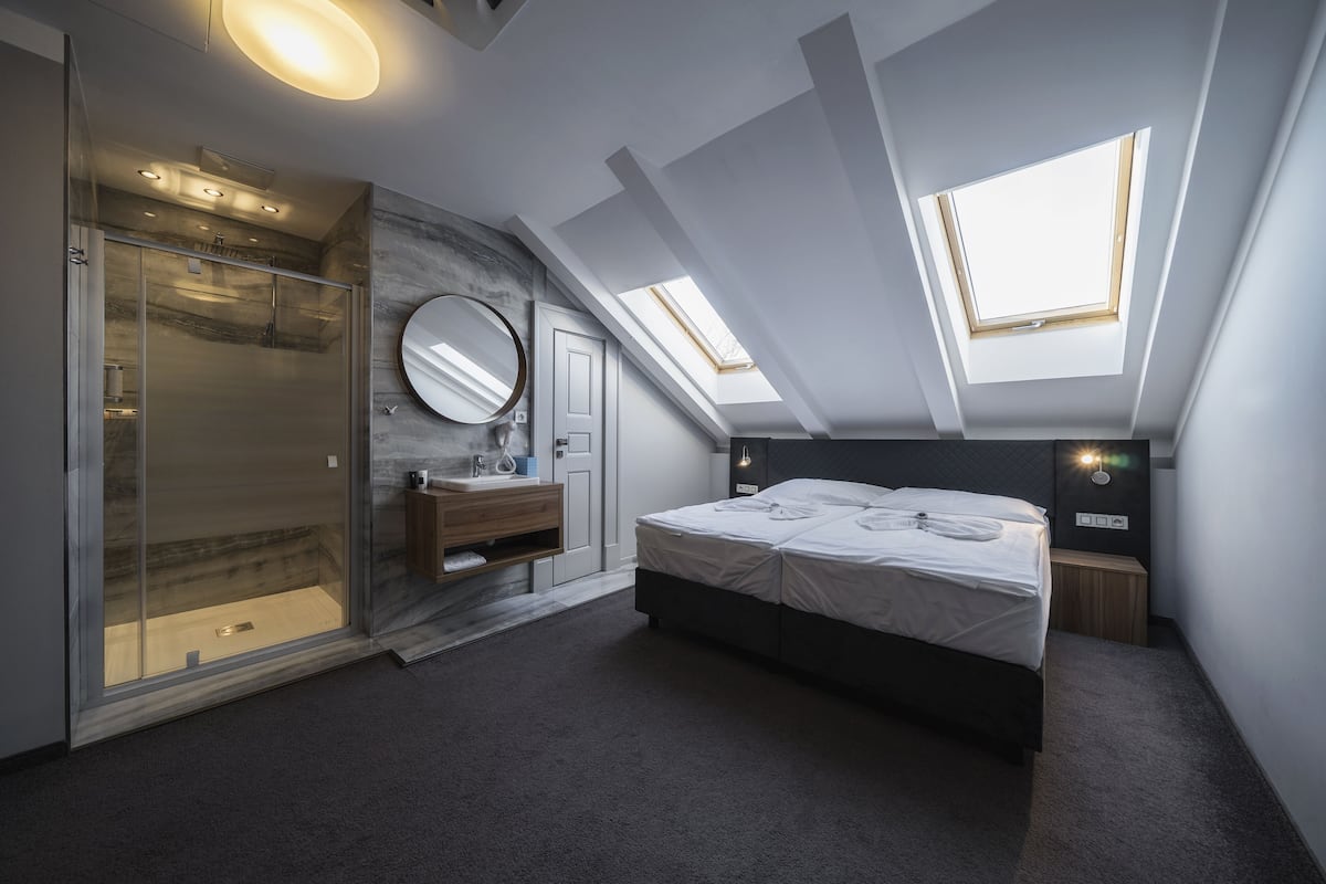 Camera Standard con letto matrimoniale o 2 letti singoli (1) | Biancheria da letto ipoallergenica, cassaforte in camera, una scrivania