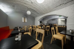 每日供應自助早餐 (費用另計)