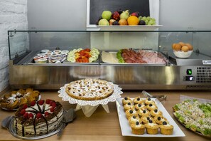 Café da manhã com buffet todos os dias (CZK 250 por pessoa) 