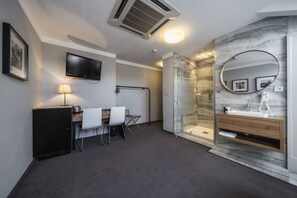 スタンダード ダブルルーム | 低刺激性寝具、セーフティボックス (室内)、デスク、遮光カーテン