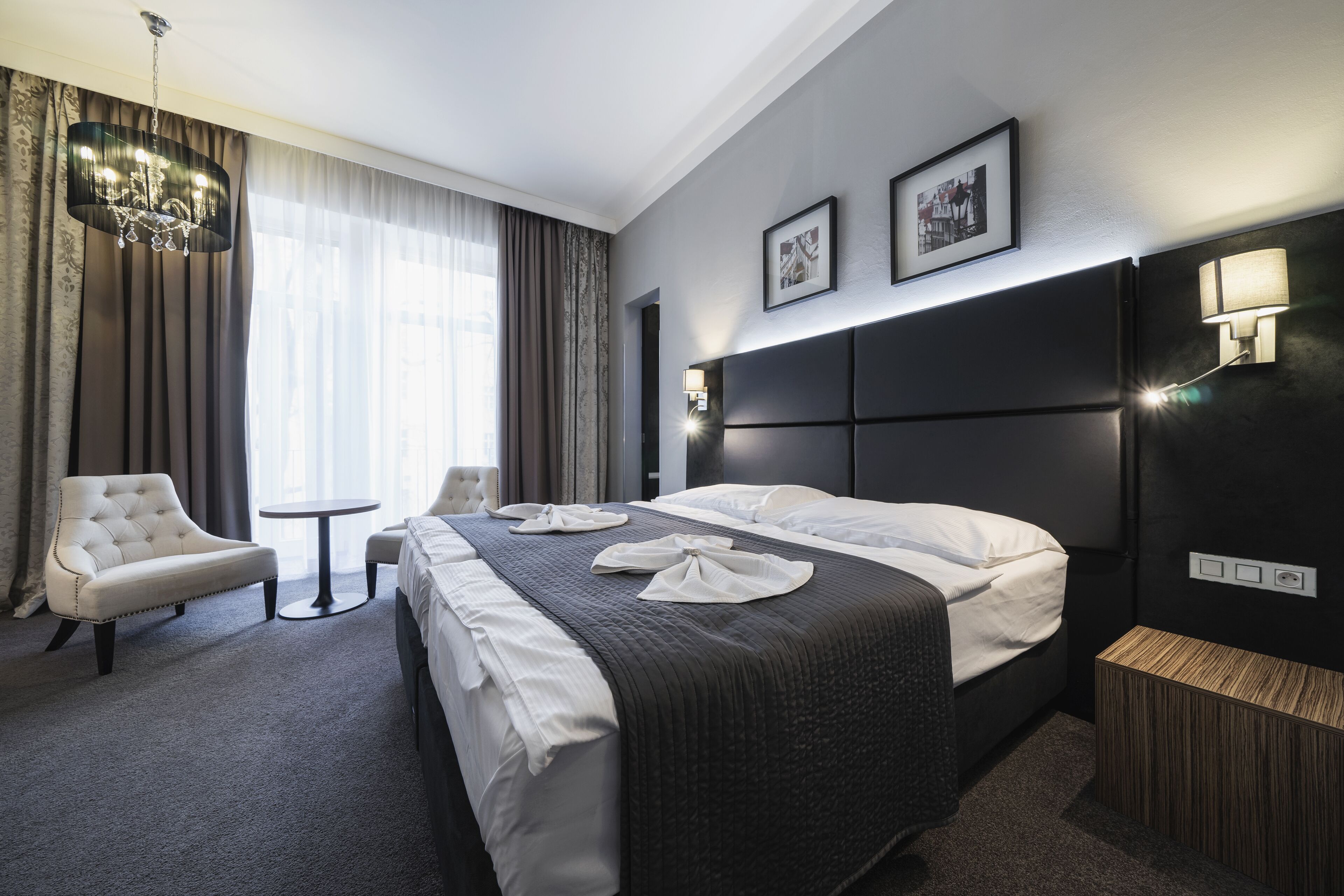 Ropa de cama hipoalergénica y caja de seguridad en la habitación 