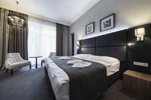 低刺激性寝具、セーフティボックス (室内)、デスク、遮光カーテン