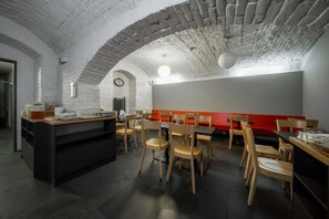 朝食 (ビュッフェ)、毎日提供 (1 名様 250 CZK)