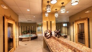 A hotel lobby with a reception desk, two hot tubs, and a tiled floor. - Ballard Inn (Seattle)
