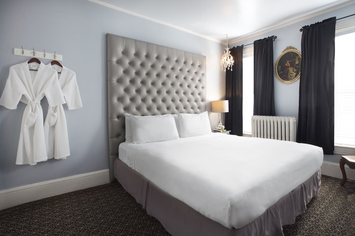 Standaard kamer, 1 kingsize bed, gedeelde badkamer | Lakens van Egyptisch katoen, luxe beddengoed, pillowtop-bedden