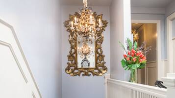 Una escalera con barandillas blancas y un candelabro con numerosas velas.
