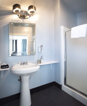 Deluxe Room, 1 King Bed | Bathroom | Shower, free toiletries, hair dryer, bathrobes - Ballard Inn (Seattle)