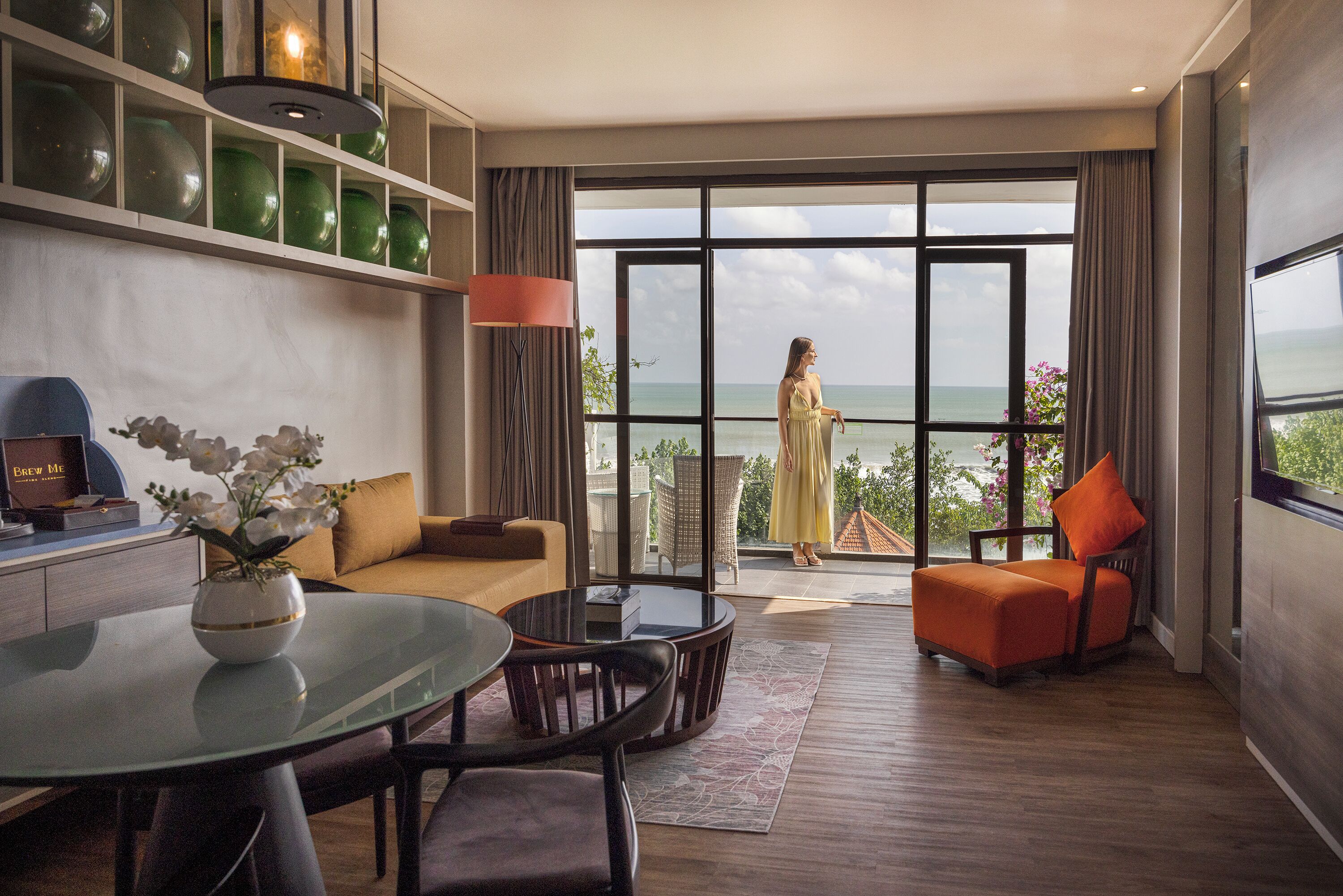 Suite, 1 Tempat Tidur King, pemandangan samudra | Area keluarga | Televisi LCD 32-inci dengan saluran TV satelit dan TV