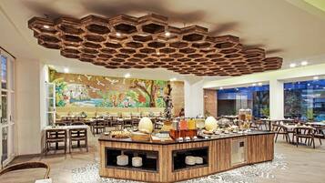 Frokost og lunsj serveres, internasjonale retter, utsikt mot hagen