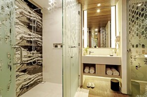 Shower, free toiletries, hair dryer, slippers - Wyndham Garden Kuta Beach, Bali (Kuta)