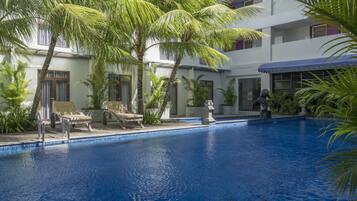 2 outdoor pools, sun loungers